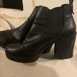 Shoes bought in U.K. no name. Scratches on heels